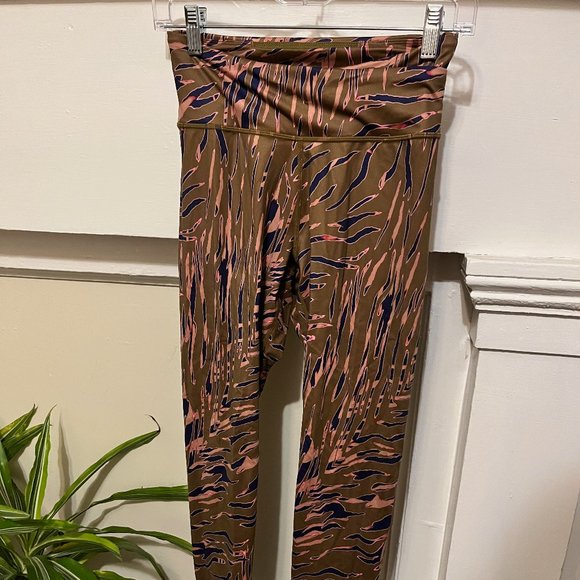 High-Rise Abstract Zebra Print Criss-Cross Waistband Leggings - Picture 1 of 5